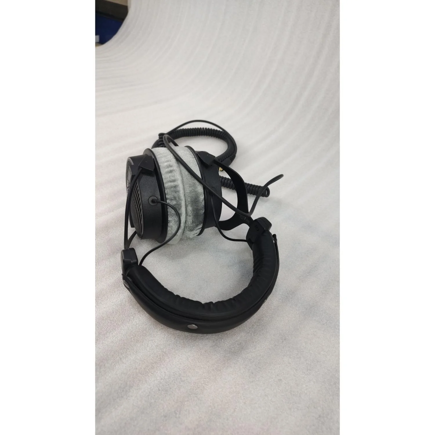 Beyerdynamic DT 990 Pro 250 ohms Over Ear Wired Headphone - Black - Open Box - Image 4