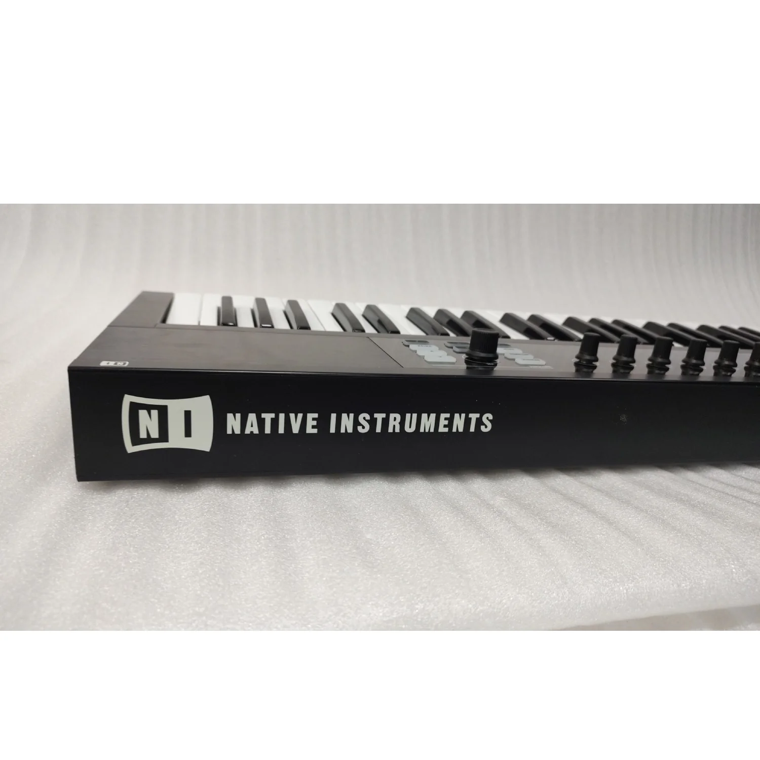 Native Instruments Komplete Kontrol S49 MK1 Midi Keyboard with Free Upgrade To Komplete 12 Select - Open Box - Image 8