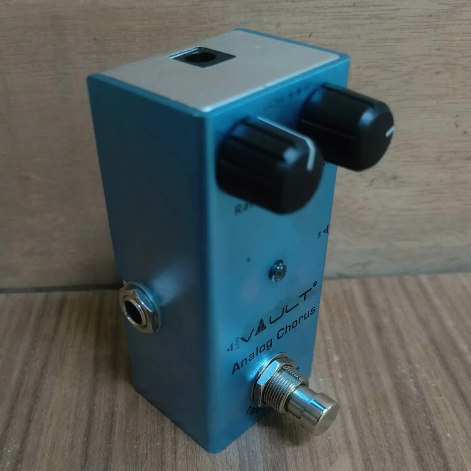 Vault Analog Chorus Effects Pedal With all Metal Body, Small Footprint & 3 Year Warranty - Open Box B Stock - Image 2